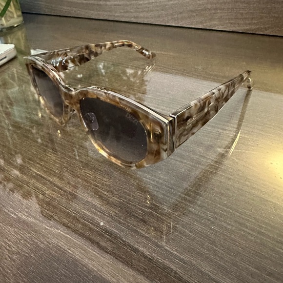 CHARGE IT DEZI SUNGLASSES
ALLUDED NUDE / SMOKE GRADIENT - Picture 2 of 5